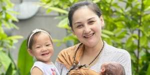 Trik Tandem Menyusui Mona Ratuliu, Bisa Jadi Inspirasi