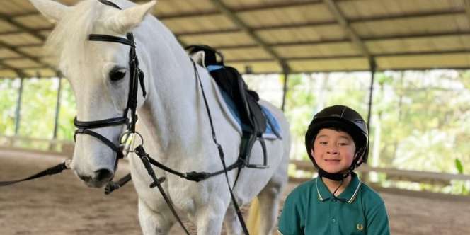 Rafathar Jatuh dari Kuda
