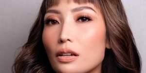 Di Balik Gaya Sederhana dan Keramahan Ayu Dewi Terselip Poncho Belasan Juta