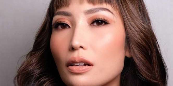 Di Balik Gaya Sederhana dan Keramahan Ayu Dewi Terselip Poncho Belasan Juta
