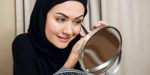 Tutorial Mengaplikasikan Eyeliner Agar Lipatan Mata Tetap Terlihat