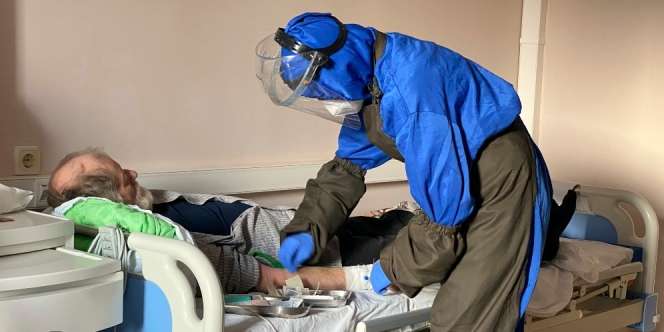 Kasus Covid-19 di Rusia Meledak, Sampai Minta Dokter Pensiun Dinas Lagi!