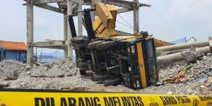 Crane Ambruk Timpa Rumah di Depok, Anak Lagi Sekolah Online Jadi Korban Luka