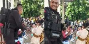 Naluri Kebapakan Polisi Anggota Brimob, Bayi Sampai Ngakak Main Cilukba