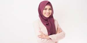 Trik Bikin Kerudung 'Tahan Cobaan' Tanpa Hair Spray