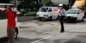Viral Sikap Polisi Tetap Lindungi Pria ODGJ yang Sholat di Tengah Jalan