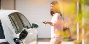 Cuci Mobil Listrik dengan Air, Aman Enggak Sih?