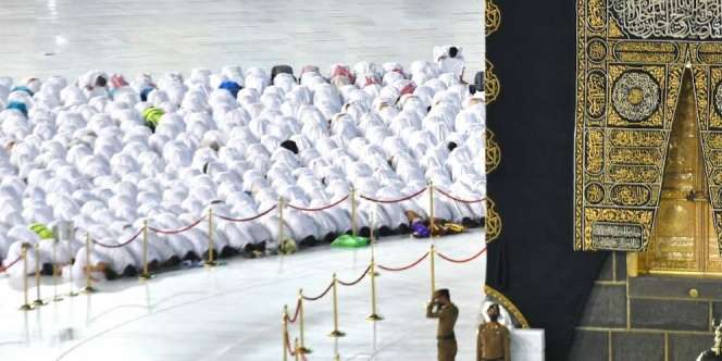 Momen Sholat Pertama di Masjidil Haram Setelah Tak Jaga Jarak