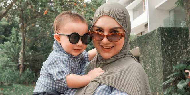 Cara Irish Bella Agar Putranya Tak Alami Ruam Popok