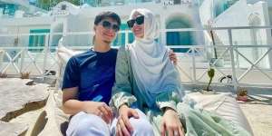 Momen Romantis Alvin Faiz dan Henny Rahman Bulan Madu di Labuan Bajo