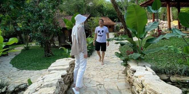 Lihat Desain Vila Tropis Hanung Bramantyo di Gamplong, Yogyakarta