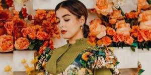 Tasya Farasya Bergaya Unik Pakai Dress Vintage Motif Floral 