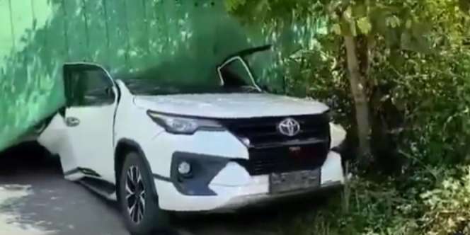 Heboh Mobil Fortuner Kapolsek di Kalsel Tertimpa Truk Kontainer Sampai Gepeng