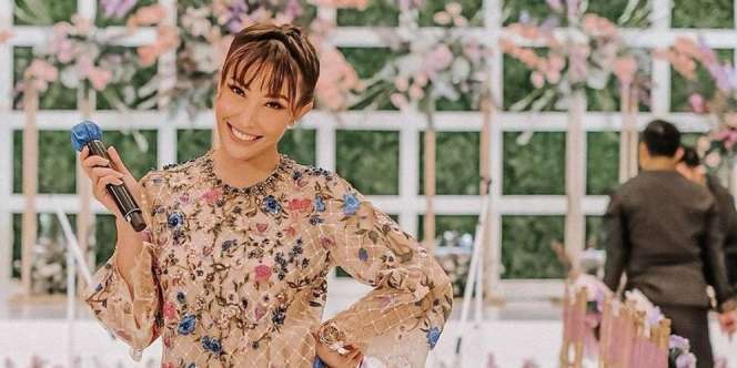 Nonton Bioskop, Ayu Dewi Jinjing Tas Cokelat Seharga Rumah