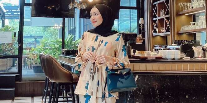 Outfit Hangout ala Melody Prima, Simpel Menawan