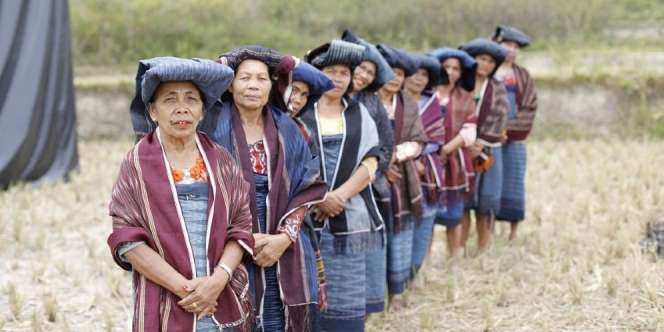 Hari Ulos Nasional, Tobatenun Tampil dalam TENUN Fashion Week