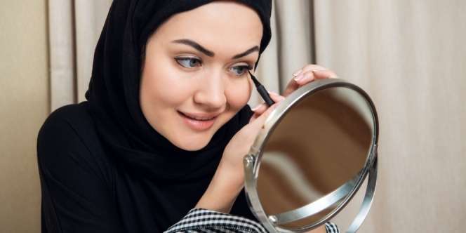 Tampilan Mata Dramatis dengan Eyeliner di Bagian Dalam