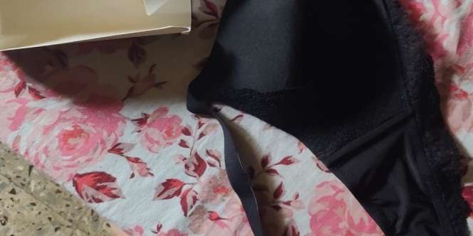 Si Cowok Pesan Kaus Kaki Olahraga Lewat Online Shop, Barang yang Datang Malah Bikin Syok!