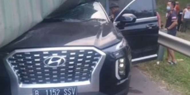 Penampakan Mengenaskan Mobil Bos Indomaret yang Tertimpa Kontainer, Seperti Nyaris Dibelah Dua