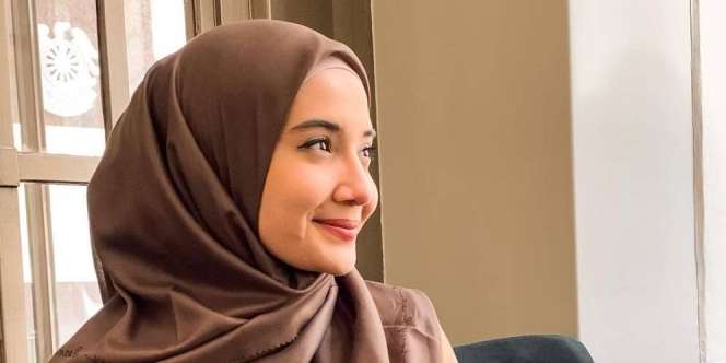 Tampilan Klasik Zaskia Sungkar Berbalut Cardigan 'High End'