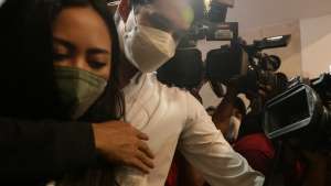 FOTO: Ekspresi Rachel Vennya dan Kekasihnya Salim Nauderer Saat Diperiksa Polisi