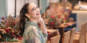Bergaya Santai, Luna Maya Pakai Topi Nyaris Rp10 Juta