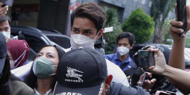 Beredar Foto Diduga Rachel Vennya Nangis Gemeteran di Ruang Tunggu Polda Metro Jaya   