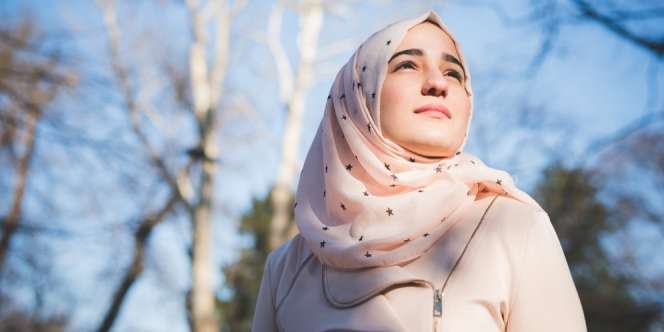 Trik Bersihkan Noda Keringat di Kerudung Sifon
