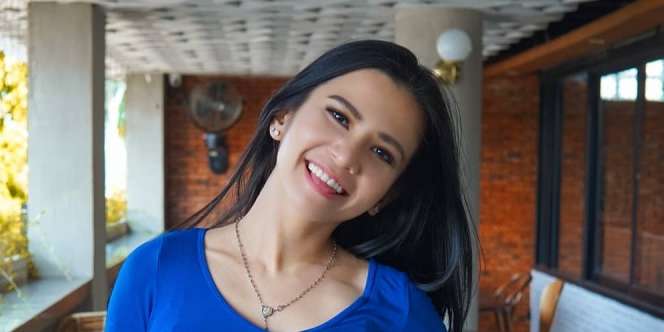 Bikin Gerah! Kancing Baju Maria Vania Terbuka Rendah