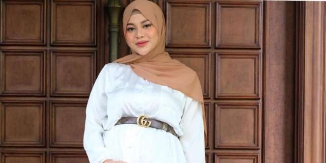 Aurel Hemansyah Tampil Cantik dengan Busana Putih Cokelat