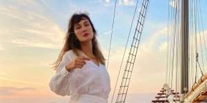 Luna Maya Pakai Kemeja Pantai, Netizen Sebut Harganya 'Ga Lucu'
