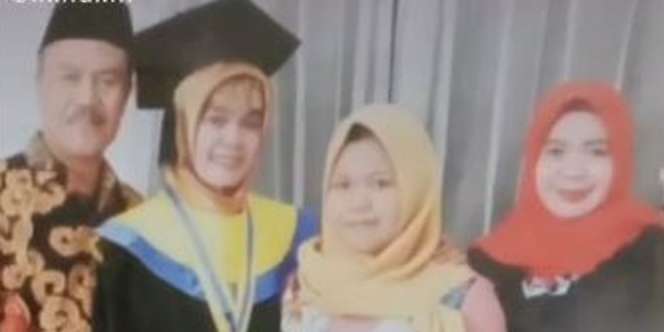 Kreatifnya Kelebihan, Bapak Pakai TV Bekas Buat Pigura Foto Wisuda Anak