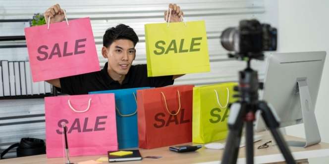 Jualan via Live Streaming, Pria Berjuluk 'Raja Lipstik' Raup Untung Rp26 Miliar dalam Satu Hari!!