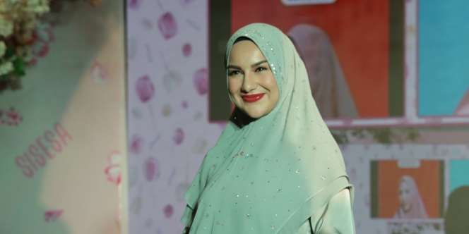 Penampilan Mewah Irish Bella dengan Gaun Bertabur Kristal Swarovski