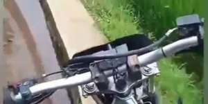 Skill Tingkat Dewa, Pria Ini Santai Naik Motor Kopling Susuri Pematang Sawah