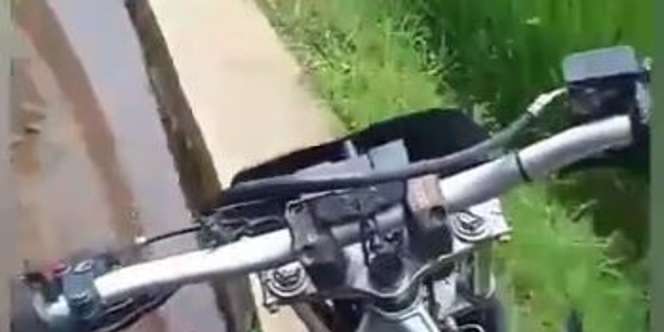 Skill Tingkat Dewa, Pria Ini Santai Naik Motor Kopling Susuri Pematang Sawah