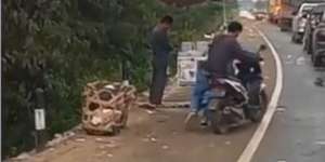 Pedagang Khusyuk Sholat di Tepi Jalan, Pemuda Lewat Pilih Turun dan Tuntun Motor