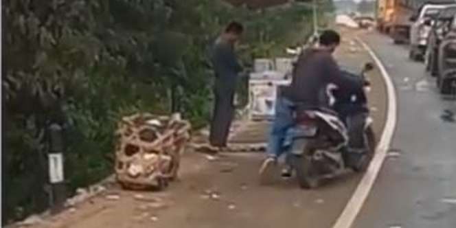 Pedagang Khusyuk Sholat di Tepi Jalan, Pemuda Lewat Pilih Turun dan Tuntun Motor