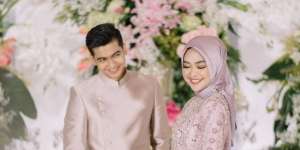 Penampilan Elegan Ria Ricis dan Tunangan dengan Outfit Couple Serba Hitam