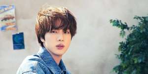 Jin BTS Pakai Kaos Oblong Rp9 Juta, Netizen Bingung Mencucinya