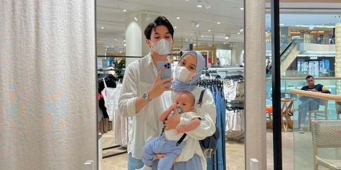 Outfit Kompak Keluarga Dinda Hauw, Tampil Kasual dengan Denim