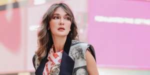 Kalung Elegan Luna Maya Seharga Mobil