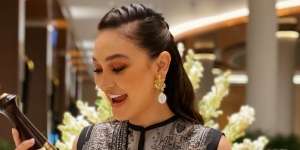 Luna Maya Tenteng Tas Anyam Simpel, Harganya Tak Terduga 