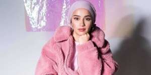 4 Inspirasi OOTD Jaket Bulu yang Hangatkan Tubuh