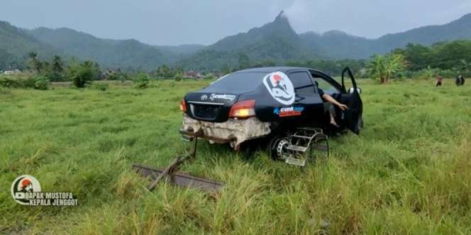 Petani Trenggalek Ubah Toyota Vios Jadi Traktor untuk Bajak Sawah
