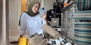 Olla Ramlan Mirror Selfie, Tas Kecilnya Bikin Salah Fokus