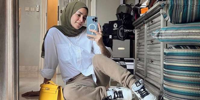 Olla Ramlan Mirror Selfie, Tas Kecilnya Bikin Salah Fokus