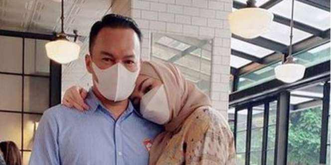 Hadiri Acara Tunangan Cucu Elvy Sukaesih, Begini Penampilan Jennifer Dunn dan Faisal Harris