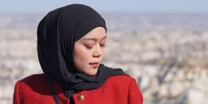 Blazer Merah Bikin Lesty Tampil Mewah di Turki, Total Outfit Nyaris Rp200 Juta