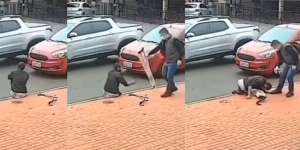 Bikin Haru, Penyandang Disabilitas Langsung Sujud dan Cium Kaki Pria Berhati Mulia yang Memberinya Tongkat Kruk